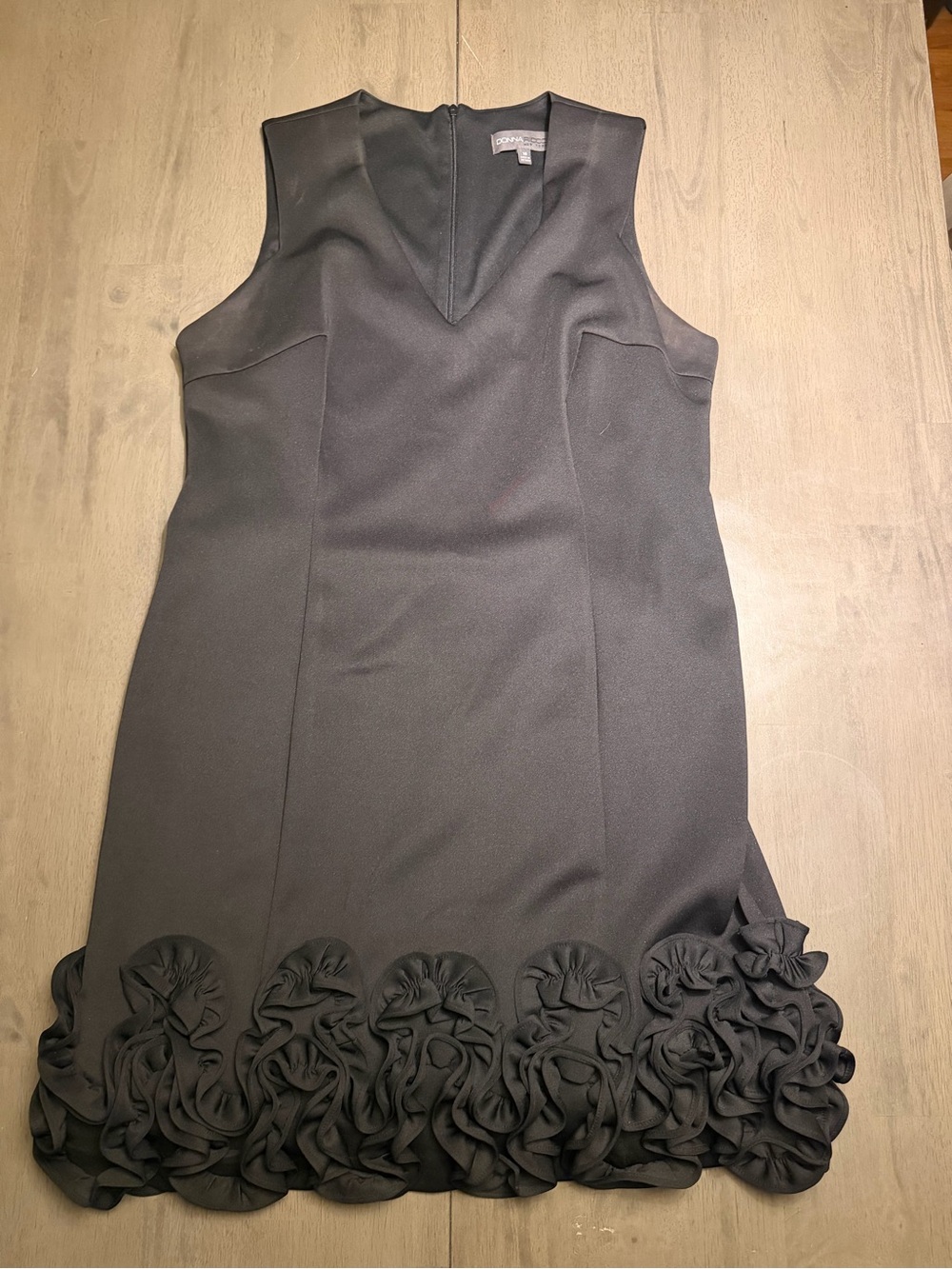 Donna Ricco Black Sleeveless V-Neck Dress with Rosette Hem